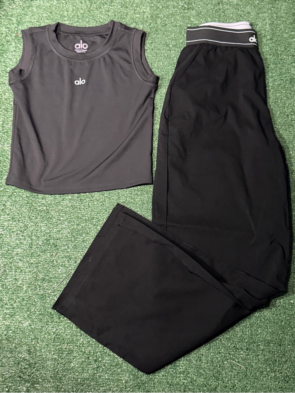 ALO Yoga Men's Black Jogger Sweatpants with Contrast Waistband